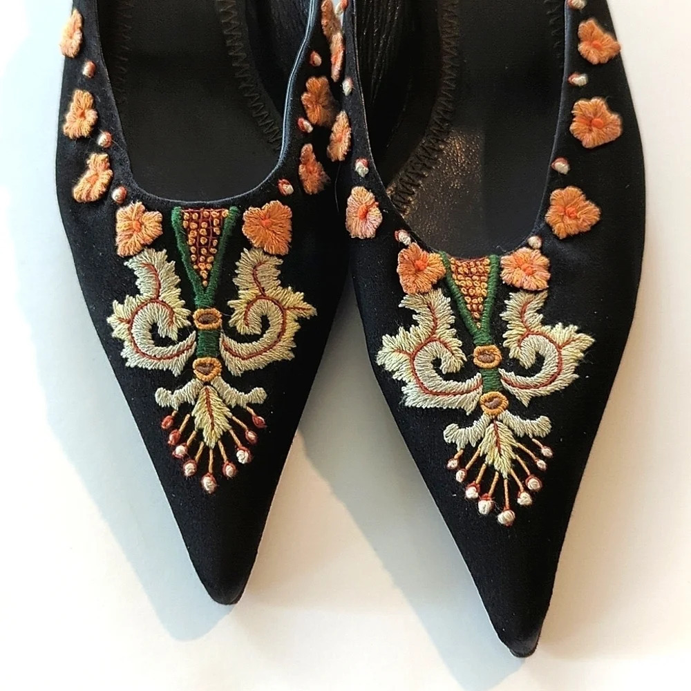 Fendi Vintage Embroidered black satin Boho kitten Heels size 6 - Picture 2 of 12